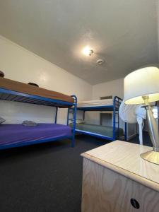 Двухъярусная кровать или двухъярусные кровати в номере HOLLYWOOD HIGHLAND HOTEL AND HOSTEL