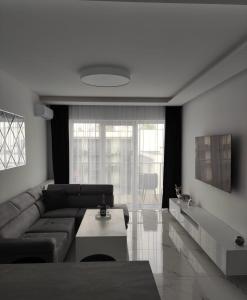 un soggiorno con un divano e un tavolo di Apartament Prestige Spa Dziwnów a Dziwnów