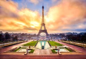 a view of the eiffel tower at sunset at Maison 50 m2, à 5 minutes de Paris et idéal pour Disney in Montreuil
