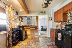 uma cozinha com armários de madeira e um fogão em Elegant Serene Escape in Wyandotte 