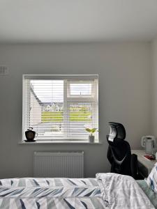 een slaapkamer met een bed en een raam bij Room in Limerick in Limerick