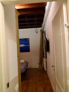 een hal met een deur naar een kamer met een bed bij Residenza Cappello18 in Verona