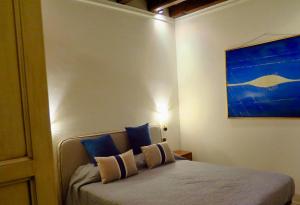een slaapkamer met een bed met een schilderij aan de muur bij Residenza Cappello18 in Verona