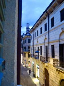 een uitzicht op een steegje met een gebouw met een klokkentoren bij Residenza Cappello18 in Verona