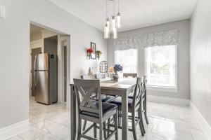 Una cocina con mesa y sillas y un refrigerador. en New York Vacation Rental about 1 Mi to Niagara Falls!, en Niagara Falls