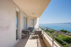 ein Balkon mit Blick auf das Meer in der Unterkunft Adriatic Queen Residence in Split