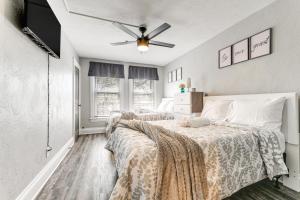 - une chambre avec 2 lits et un ventilateur de plafond dans l'établissement New York Vacation Rental about 1 Mi to Niagara Falls!, à Niagara Falls