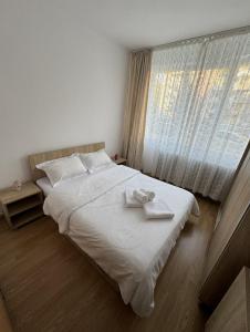 een slaapkamer met een bed met twee handdoeken erop bij Muntean Residence in Sibiu