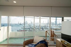 uma sala de estar com vista para um porto em Casa Ramona : Suites Boutiques en Cartagena de Indias em Cartagena das Índias