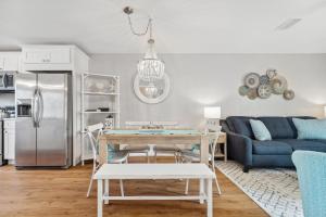 Η κουζίνα ή μικρή κουζίνα στο Coastal Retreat by the Beach
