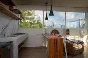 eine Küche mit einer Theke und einem großen Fenster in der Unterkunft Casa Ramona : Suites Boutiques en Cartagena de Indias in Cartagena de Indias