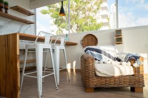 Zimmer mit einem Tisch, Stühlen und einem Fenster in der Unterkunft Casa Ramona : Suites Boutiques en Cartagena de Indias in Cartagena de Indias