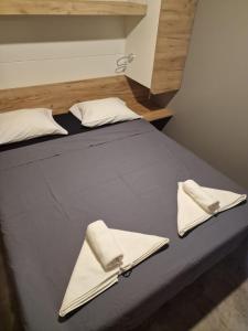 a large bed with two white towels on it at Adriastay 360 in Jezera