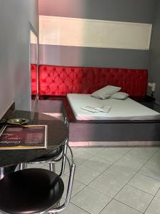 Camera piccola con letto e tavolo di Motel Power a Belo Horizonte