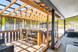 einen Pavillon mit einem Tisch und Stühlen auf einer Terrasse in der Unterkunft Romantic Mountain Retreat with Scenic Views! in Idaho Springs