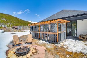 una casa con una hoguera y dos sillas en Romantic Mountain Retreat with Scenic Views! en Idaho Springs