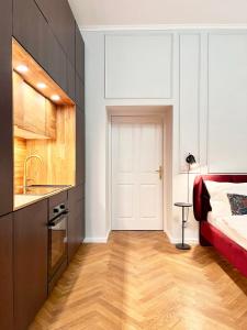 1 dormitorio con 1 cama y cocina con fregadero en Central apartment with balcony next Augarten Park, en Viena