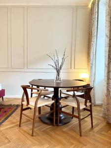 comedor con mesa y sillas en Central apartment with balcony next Augarten Park, en Viena