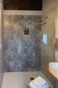 La salle de bains est pourvue d'une douche et d'un lavabo. dans l'établissement Agriturismo La Costa, à Gropparello