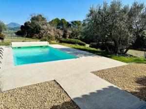 Bazén v ubytování Villa au pied du Ventoux nebo v jeho okolí
