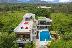 una vista aérea de una casa con piscina en Villa White Skies, en Ban Na Phong