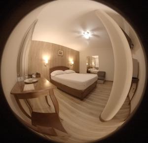 Habitación circular con cama y mesa en Hotel Asturias Inn, en Lima