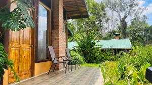 Taman di luar El Toucanet Lodge & Restaurante
