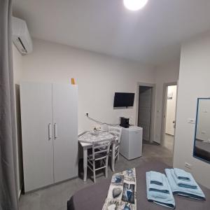 TV a/nebo společenská místnost v ubytování ACRONE GUEST HOUSE Centro Città (Locazione Turistica)