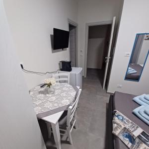TV a/nebo společenská místnost v ubytování ACRONE GUEST HOUSE Centro Città (Locazione Turistica)
