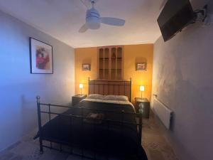 um quarto com uma cama e uma ventoinha de tecto em B&B Los Lujos em Oria