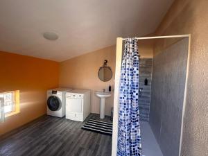uma casa de banho com uma máquina de lavar roupa e uma máquina de lavar roupa. em B&B Los Lujos em Oria