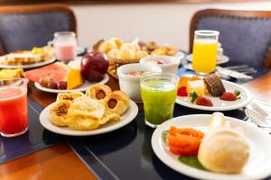 a table topped with plates of food and drinks at Wynn Batel in Curitiba +109 photos