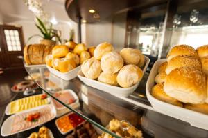 a bunch of breads and pastries on display in a bakery at Wynn Batel in Curitiba