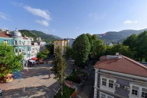 una vista aérea de una calle de la ciudad con edificios en Апартамент за гости Асеновец en Asenovgrad