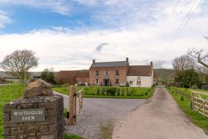 una casa di mattoni con un cartello di fronte di Coachmans Cottage in Loxton a Loxton