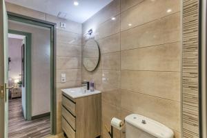 Kúpeľňa v ubytovaní La petite venise Empuriabrava Solarium Vue Mer, 2 Terrasses Clim Parking free Oc keys