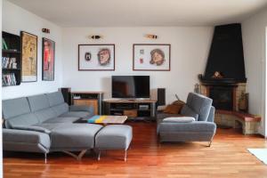 uma sala de estar com dois sofás e uma televisão em Na Dubie em Zalewo