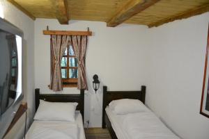 Ένα ή περισσότερα κρεβάτια σε δωμάτιο στο Ski Rostovo - Hotel Rostovo & Ethno Village +280 φωτογραφίες