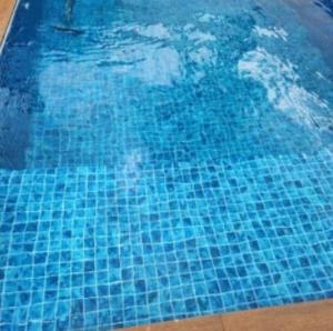 a large blue swimming pool with blue water at Hotel Pousada Casa da Terezinha in Frutal