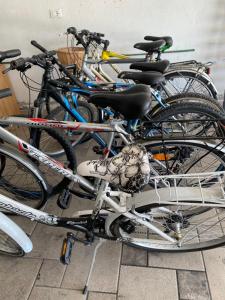 een groep fietsen geparkeerd naast elkaar bij Appartamento " Le Farfalle " in Santorso