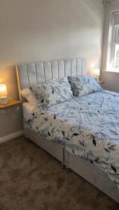 uma cama num quarto com duas almofadas em Port Miller em Portstewart