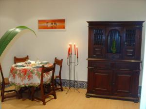 una sala da pranzo con tavolo, mobile e candele di Vovo House a Lisbona