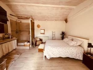 Un ou plusieurs lits dans un hébergement de l'établissement La maison du Bougainvillier 10 personnes