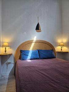 カンヌにあるSUQUET - BEACH 100m & PALAIS DES FESTIVALS 600mのベッドルーム1室(青い枕とランプ2つ付)