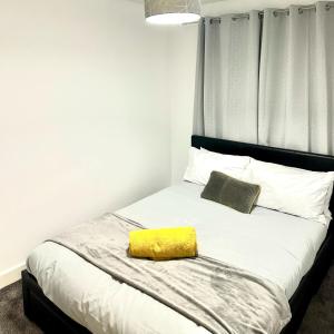 Llit o llits en una habitació de Private Luxury BR Near Etihad Stadium