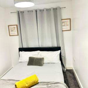 Llit o llits en una habitació de Private Luxury BR Near Etihad Stadium
