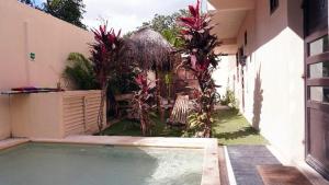 une maison avec une piscine dans une cour dans l'établissement TulummiLucha, à Tulum
