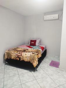 Una cama en una habitación con un ordenador portátil. en Hotel Ita, en Itaboraí