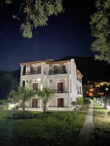 a white building with trees in front of it at night at Casa Alema Verde in Ýpsos