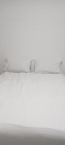 Un pat sau paturi într-o cameră la Bon Sejour Guesthouse